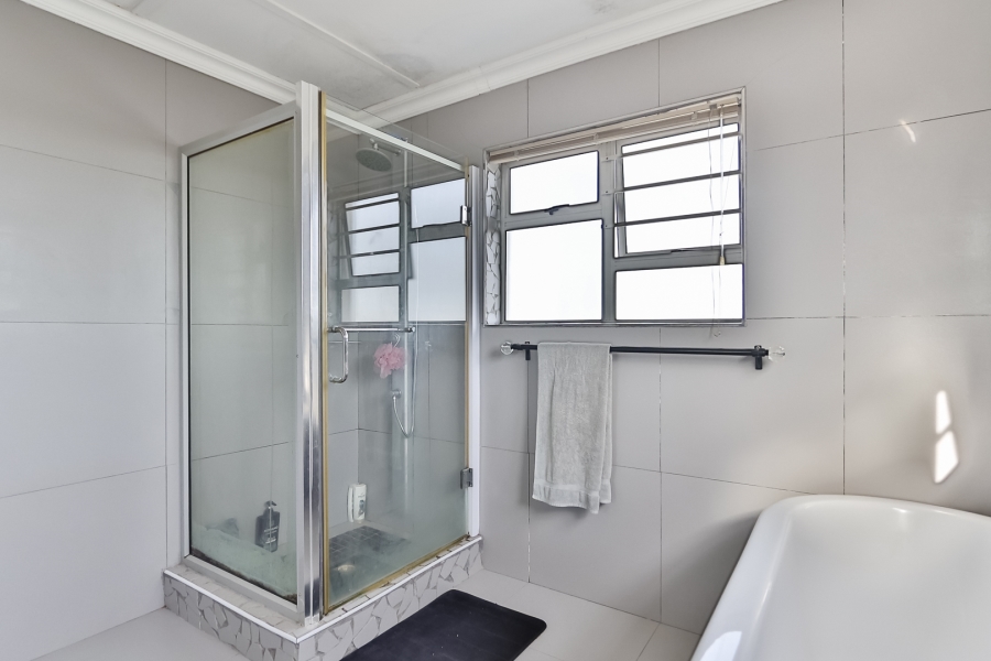 5 Bedroom Property for Sale in Gustrouw Western Cape